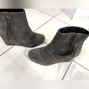 Adorable gray suede Tom’s booties